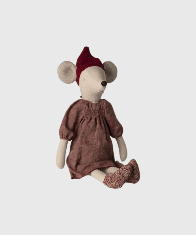 Maileg Christmas Mouse Maxi Girl er den perfekte julefigur til at skabe hygge og tradition. Hun er klædt i rød kjole og nissehue med håndlavede detaljer. Ideel til juledekorationer og som en del af Maileg’s charmerende juleunivers.