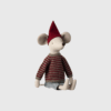 Maileg Christmas Mouse Maxi er den perfekte julefigur til at skabe hygge og tradition. Den søde mus er klædt i klassiske julefarver med håndlavede detaljer og nissehue. Ideel til juledekorationer og som en del af Maileg’s charmerende juleunivers.