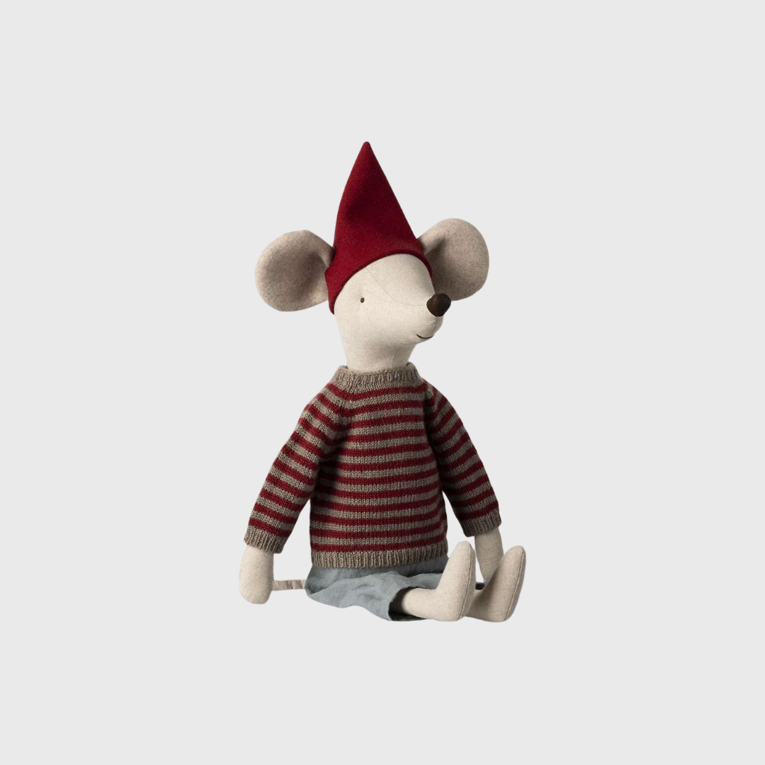 Maileg Christmas Mouse Maxi er den perfekte julefigur til at skabe hygge og tradition. Den søde mus er klædt i klassiske julefarver med håndlavede detaljer og nissehue. Ideel til juledekorationer og som en del af Maileg’s charmerende juleunivers.