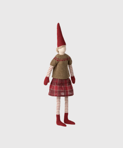 Maileg Maxi Pixy Girl med rød nederdel er den perfekte julefigur til at skabe hygge og tradition. Håndlavet look med fine detaljer og klassisk nissehue. Ideel til juledekorationer og som en del af Pixy-serien.