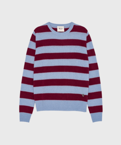 Beta Studios Margot Stripe O-Neck Cashmere i cerulean blå og pomegranate rød er en eksklusiv striktrøje i 100% cashmere. Perfekt til hverdagsbrug og elegante outfits. Køb online hos Merci Give med hurtig levering og fri fragt over 499 DKK.