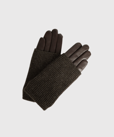 Markberg HellyMBG Glove i Dark Brown er den perfekte kombination af luksus og funktionalitet. Handsken er fremstillet i blødt lammeskind og foret med uld, hvilket giver både varme og komfort. Det tidløse design gør den ideel til vinterens kolde dage og passer til enhver stil.