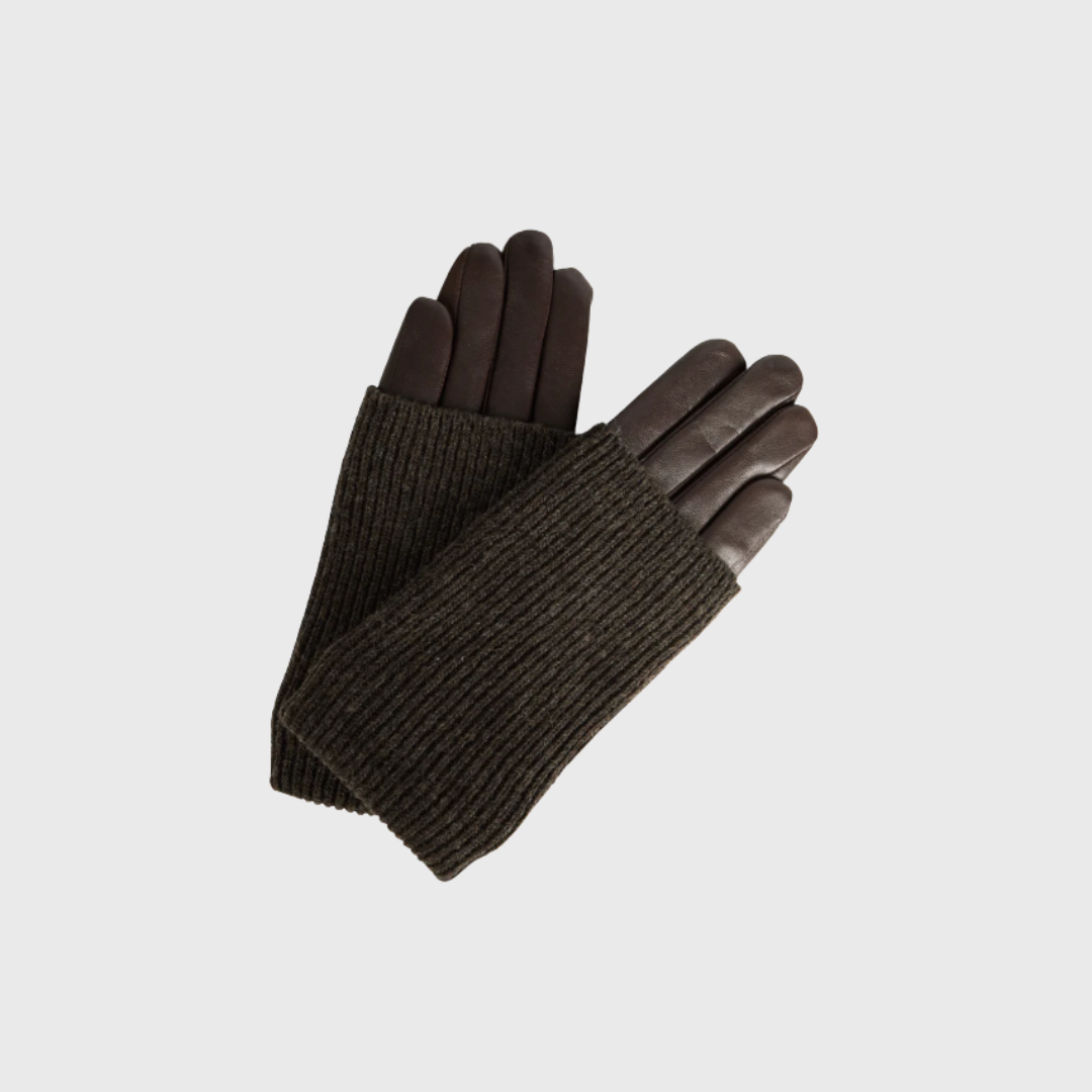 Markberg HellyMBG Glove i Dark Brown er den perfekte kombination af luksus og funktionalitet. Handsken er fremstillet i blødt lammeskind og foret med uld, hvilket giver både varme og komfort. Det tidløse design gør den ideel til vinterens kolde dage og passer til enhver stil.