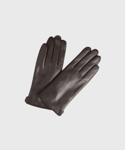 Markberg VilmaMBG Glove i Dark Brown er den perfekte kombination af luksus og funktionalitet. Handsken er fremstillet i blødt lammeskind og foret med uld, hvilket giver både varme og komfort. Det tidløse design gør den ideel til vinterens kolde dage og passer til enhver stil.