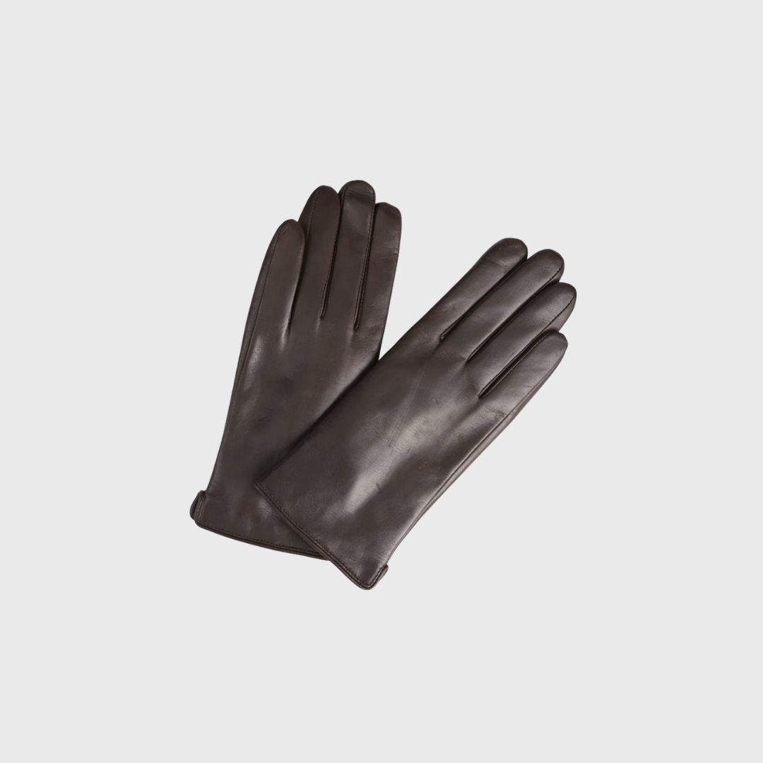 Markberg VilmaMBG Glove i Dark Brown er den perfekte kombination af luksus og funktionalitet. Handsken er fremstillet i blødt lammeskind og foret med uld, hvilket giver både varme og komfort. Det tidløse design gør den ideel til vinterens kolde dage og passer til enhver stil.