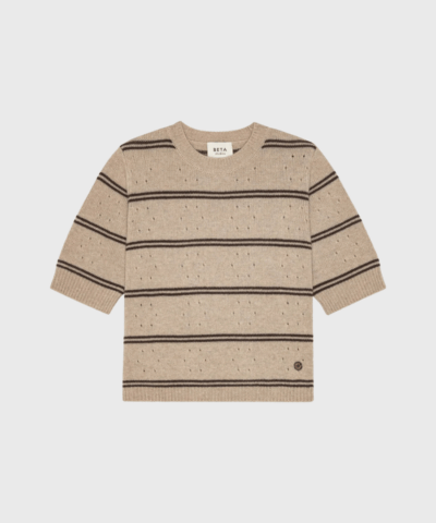 Beta Studios Mille Short Sleeve Knit – klassisk strikbluse med korte ærmer i uld og cashmere. Køb online hos Merci Give.