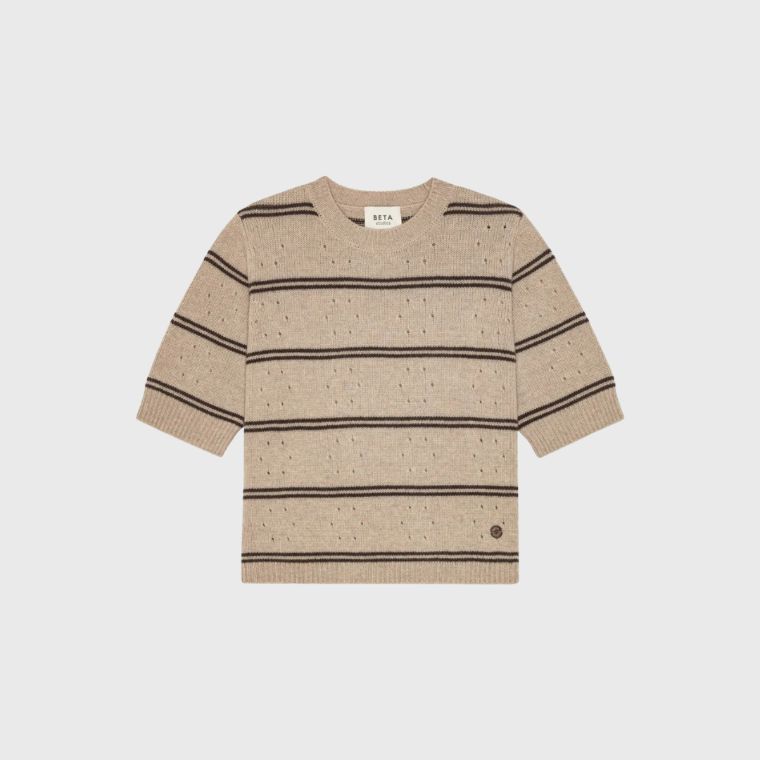 Beta Studios Mille Short Sleeve Knit – klassisk strikbluse med korte ærmer i uld og cashmere. Køb online hos Merci Give.