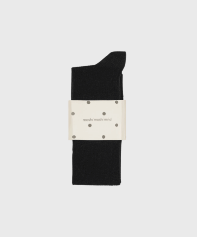 Opdag Moshi Moshi Mind Knee Rib Socks i sort – klassiske knæstrømper med ribstruktur i blød bomuldskvalitet. Perfekte til hverdagsbrug og komfortable outfits. Shop dem hos [din webshop] med hurtig levering og fri fragt over 499 DKK.