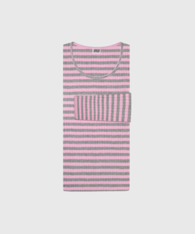 Mads Nørgaard 101 Broadway i Light Pink/Grey Melange er en klassisk striktrøje i 100% merinould. Perfekt til hverdagsbrug og layering. Køb online hos Merci Give med hurtig levering og fri fragt over 499 DKK.