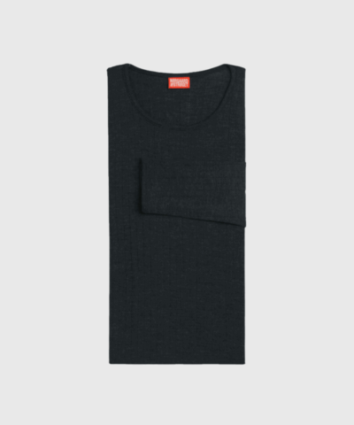 Mads Nørgaard 101 Solid Colour i sort er en klassisk striktrøje i 100% merinould. Perfekt til hverdagsbrug og layering. Køb online hos Merci Give med hurtig levering og fri fragt over 499 DKK.