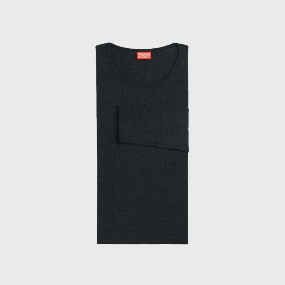 Mads Nørgaard 101 Solid Colour i sort er en klassisk striktrøje i 100% merinould. Perfekt til hverdagsbrug og layering. Køb online hos Merci Give med hurtig levering og fri fragt over 499 DKK.