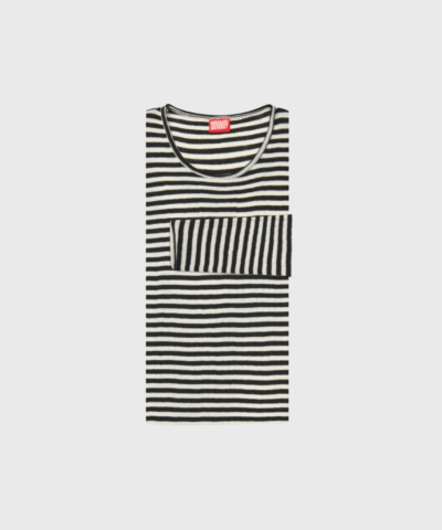 Mads Nørgaard 101 Wool i Black/Ecru Stripe er en klassisk striktrøje i 100% merinould med elegante striber. Perfekt til hverdagsbrug og layering. Køb online hos Merci Give med hurtig levering og fri fragt over 499 DKK.