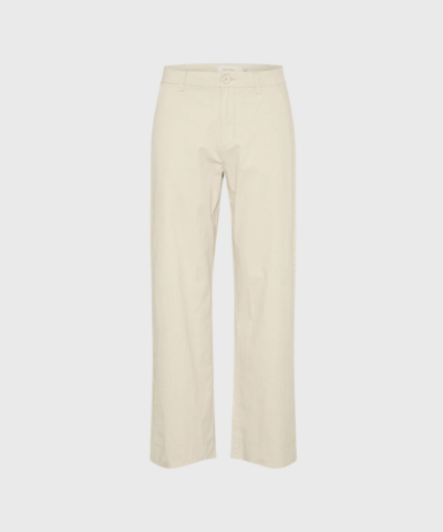 BelmePW bukser fra Part Two i sand er elegante og alsidige med normal pasform og blød kvalitet. Fremstillet i bomuld og TENCEL™ for komfort og ansvarlighed. Perfekte til både hverdagsbrug og mere formelle outfits. Style dem med skjorte, strik eller blazer for et klassisk look.