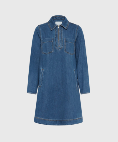 YaliaPW DR fra Part Two er en denimkjole med normal pasform og længde under knæet. Fremstillet i bomuld og TENCEL™ for komfort og ansvarlighed. Perfekt til hverdagsbrug med sit tidløse design og lange ærmer. En klassisk kjole til dig, der elsker stil og kvalitet.
