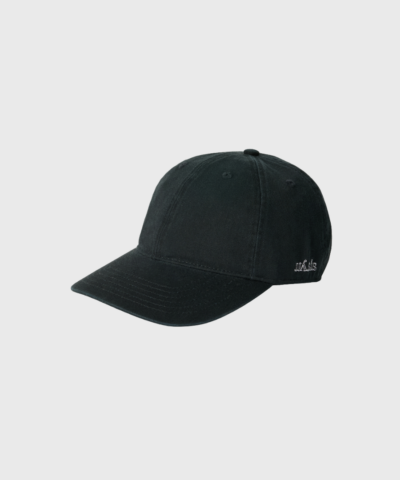 Opdag Cap – Black, en klassisk baseballkasket i 100% GOTS-certificeret økologisk bomuld. Med justerbar skjult rem og broderet logo i kontrastfarve er den perfekt til både hverdagsbrug og sporty outfits. Fremstillet under ansvarlige forhold med fokus på kvalitet og komfort.