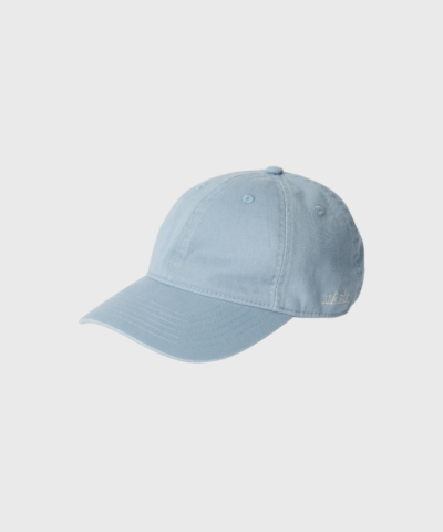 Opdag Cap – Waterfall, en klassisk baseballkasket i 100% GOTS-certificeret økologisk bomuld. Med justerbar skjult rem og broderet logo i kontrastfarve er den perfekt til både hverdagsbrug og sporty outfits. Fremstillet under ansvarlige forhold med fokus på kvalitet og komfort.