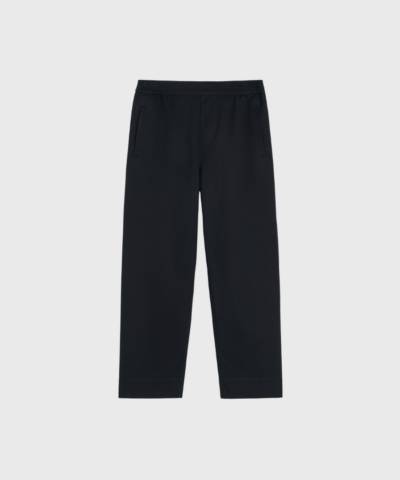 Opdag Coco Pant Twill – Black Navy, tidløse bukser i 100% GOTS-certificeret økologisk bomuld. Designet med afslappet pasform, elastisk talje og cropped benlængde for et moderne look. Fremstillet under ansvarlige forhold med fokus på bæredygtighed. Perfekt til både hverdagsbrug og elegante outfits.