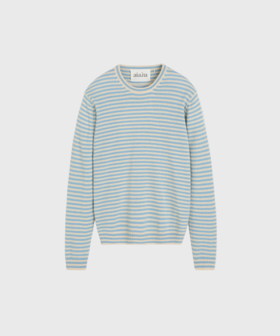 Opdag Leonardo II Sweater – Mix Opal Blue, en tidløs strik i 100% økologisk kashmir. Med sin oversized pasform, rund hals og elegante ribkanter er den perfekt til både hverdagsbrug og festlige anledninger. Fremstillet i Nepal af de fineste kashmirfibre for en eksklusiv kvalitet og uovertruffen blødhed.