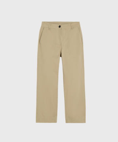 Opdag River Pant – Semolina, tidløse bukser i 100% GOTS-certificeret økologisk bomuld. Designet med en let oversized pasform, mellemhøj talje og fine detaljer som skrålommer og broderet Aiayu-logo. Fremstillet under ansvarlige forhold med fokus på bæredygtighed. Perfekt til både hverdagsbrug og elegante outfits.
