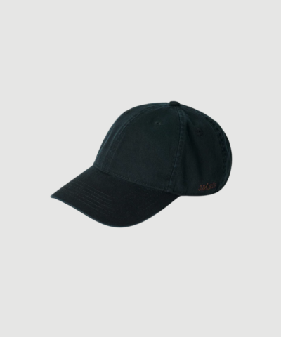 Opdag Cap – Black, en klassisk baseballkasket i 100% GOTS-certificeret økologisk bomuld. Med justerbar skjult rem og broderet logo i kontrastfarve er den perfekt til både hverdagsbrug og sporty outfits. Fremstillet under ansvarlige forhold med fokus på kvalitet og komfort.