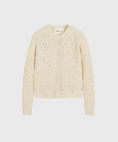 Opdag Aiayu Dipti Pure Ecru – en bæredygtig style i 100% uld. Med sit tidløse design og GOTS-certificerede kvalitet er Dipti et perfekt valg til dig, der ønsker slow fashion og ansvarlig produktion. Den naturlige nuance Pure Ecru giver et elegant og minimalistisk look, som kan styles til både hverdag og særlige lejligheder. Aiayu forener komfort, kvalitet og omtanke for miljøet – et must-have i enhver garderobe.