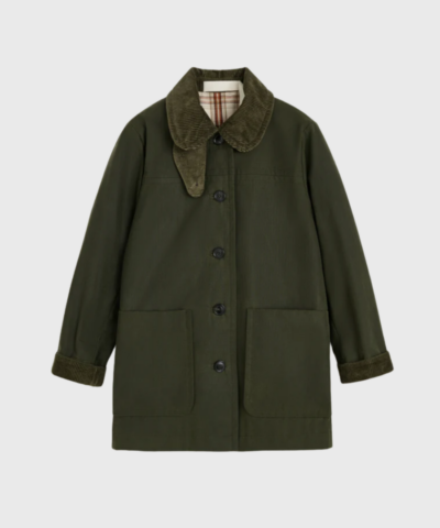 Opdag Aiayu Jamie Jacket Ripstop Oilskin Archive Olive – en jakke, der forener funktionalitet og bæredygtighed. Fremstillet i slidstærkt ripstop oilskin og GOTS-certificeret bomuld, er Jamie Jacket ideel til dig, der ønsker kvalitet og ansvarlig produktion. Den klassiske olivengrønne nuance giver et tidløst look, mens materialet sikrer beskyttelse mod vind og vejr. Perfekt til både hverdagsbrug og outdoor-aktiviteter – et must-have i enhver garderobe.