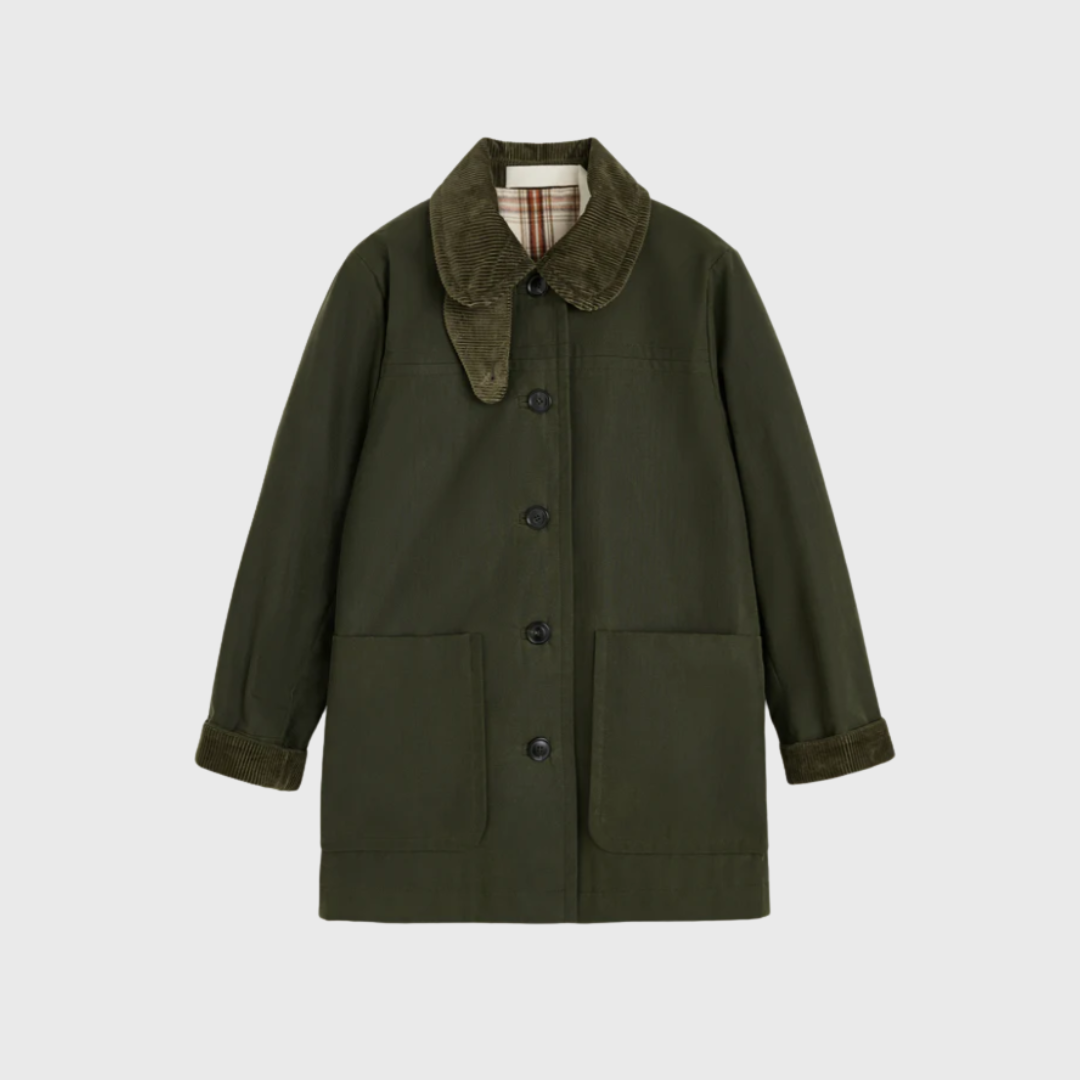 Opdag Aiayu Jamie Jacket Ripstop Oilskin Archive Olive – en jakke, der forener funktionalitet og bæredygtighed. Fremstillet i slidstærkt ripstop oilskin og GOTS-certificeret bomuld, er Jamie Jacket ideel til dig, der ønsker kvalitet og ansvarlig produktion. Den klassiske olivengrønne nuance giver et tidløst look, mens materialet sikrer beskyttelse mod vind og vejr. Perfekt til både hverdagsbrug og outdoor-aktiviteter – et must-have i enhver garderobe.