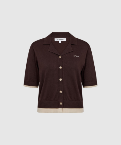 Opdag Luecc Crop Cardigan fra Co’Couture – en moderne og feminin cardigan i 100% viskose med korte ærmer, polo‑krave og kontrasterende beige kanter. Perfekt som et chic lag‑på‑lag stykke til både hverdag og fest. Det broderede CC‑logo tilfører en eksklusiv finish, mens den cropped længde gør den nem at style med både kjoler og højtaljede bukser.