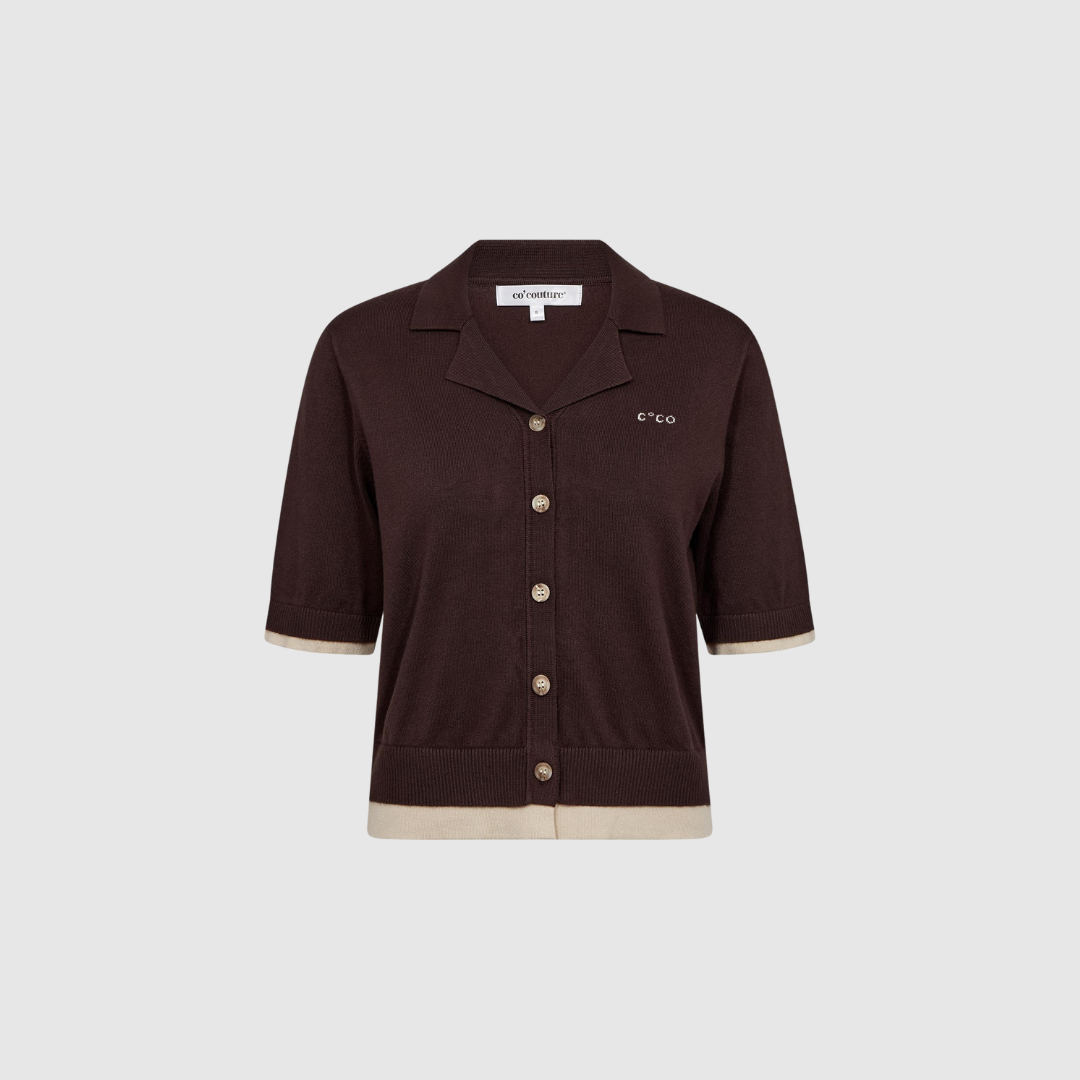 Opdag Luecc Crop Cardigan fra Co’Couture – en moderne og feminin cardigan i 100% viskose med korte ærmer, polo‑krave og kontrasterende beige kanter. Perfekt som et chic lag‑på‑lag stykke til både hverdag og fest. Det broderede CC‑logo tilfører en eksklusiv finish, mens den cropped længde gør den nem at style med både kjoler og højtaljede bukser.