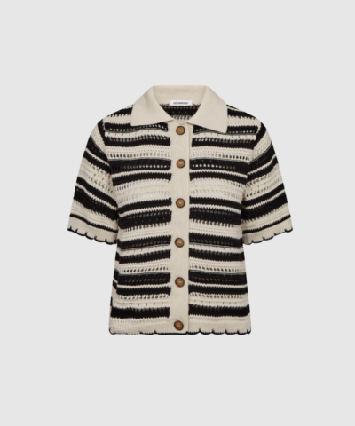 Opdag Odettecc Stripe SS Cardigan 42017 fra Co’Couture – en kortærmet, stribet cardigan i 100% økologisk bomuld. Den smukke hulmønsterstruktur, dekorative knapper og klassiske farvekombination gør den perfekt til hverdagsbrug og nem at style til både bukser, shorts og kjoler. En bæredygtig og alsidig style til enhver garderobe.