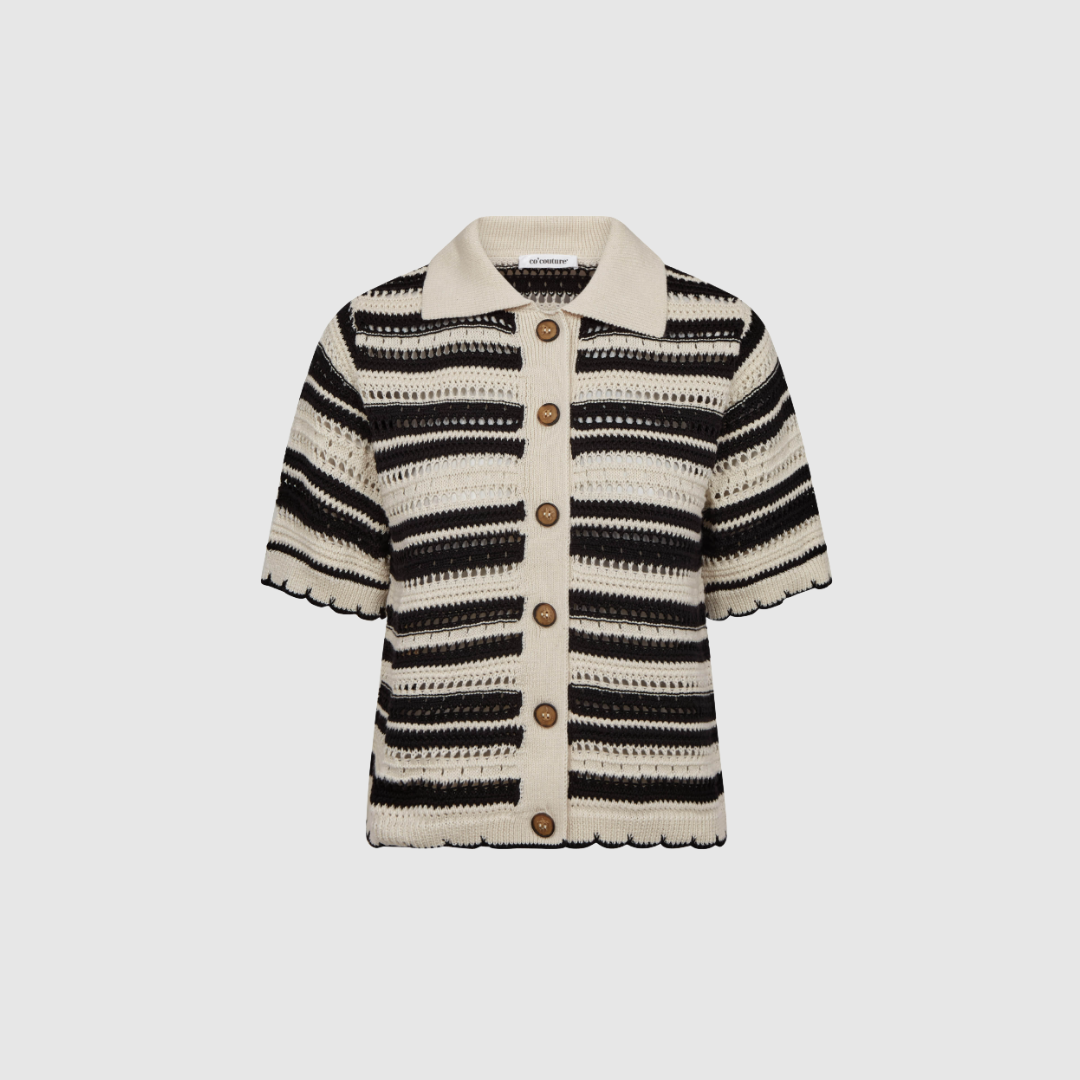 Opdag Odettecc Stripe SS Cardigan 42017 fra Co’Couture – en kortærmet, stribet cardigan i 100% økologisk bomuld. Den smukke hulmønsterstruktur, dekorative knapper og klassiske farvekombination gør den perfekt til hverdagsbrug og nem at style til både bukser, shorts og kjoler. En bæredygtig og alsidig style til enhver garderobe.