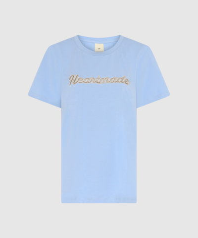 Opdag HMEfia Logo T-shirt fra Heartmade – en blød og klassisk tee i Dusty Blue med broderet logo. Den almindelige pasform, runde hals og strækbare bomuldsblend gør den perfekt til både hverdagsbrug og casual kontorlooks. Style den med jeans, under en blazer eller til shorts for en enkel og eksklusiv stil.