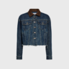 Opdag Haute L'Amitié Denize Crop Denim Jacket HL10440 – Denim Blue, en trendy cropped denimjakke med brun kontrastkrave og frynset kant. Fremstillet i 100% bomuld for en slidstærk og komfortabel kvalitet. Perfekt til layering og casual styling – et must-have til garderoben.