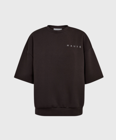 Opdag Haute L'Amitié Maxi Split Ss Logo Sweat HL10461 – Antracit, en trendy sweatshirt med korte ærmer og oversized pasform. Fremstillet i en blød blanding af bomuld, polyester og elastan for maksimal komfort. Det stilrene logo på brystet giver et moderne udtryk, perfekt til både hverdagsbrug og afslappede looks.