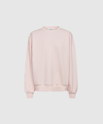 Opdag Maxi Split Logo Sweat – Iced Rose, en feminin og moderne sweatshirt i en blød bomuldsblanding. Med logo-print, rund hals og afslappet pasform er den perfekt til hverdagslooket. Fremstillet i holdbare materialer for maksimal komfort og levetid.