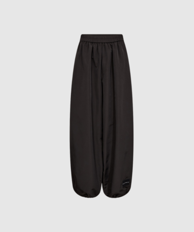 Opdag Thalia Harem Pant, bløde og komfortable bukser i 100% polyester med løs harem-pasform. Bukserne har elastisk talje og et smukt fald, som gør dem perfekte til både afslappede hverdagslooks og lounge-wear. Findes i flere flotte farver og er nemme at style med både toppe, skjorter og sweats.