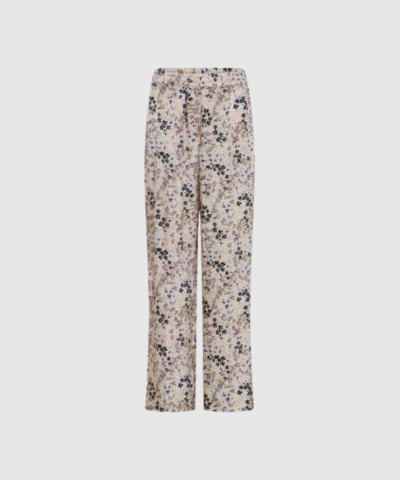 Opdag 651HMNoran Pants – Light Flower Print, elegante silkebukser med elastisk talje og brede ben. Det smukke blomsterprint kombineret med den flydende drapering skaber en harmonisk og sofistikeret silhuet. Perfekte til både hverdagsbrug og festlige lejligheder – og kan styles med Maple eller Mavia Shirt for et matchende look.