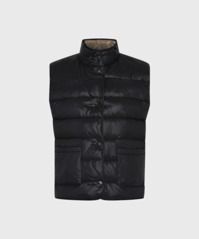 Opdag HMBeket Reversible Vest – Black/Walnut, en quiltet vest med to looks i ét. Fremstillet med dunfyld for let varme og komfort, perfekt til overgangssæsoner. Det reversible design giver dig fleksibilitet og stil, mens den høje hals og praktiske lommer sikrer funktionalitet. Et must-have til lag-på-lag styling.
