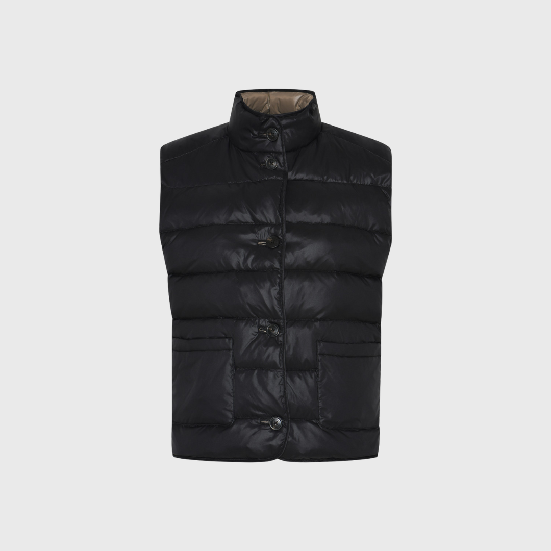 Opdag HMBeket Reversible Vest – Black/Walnut, en quiltet vest med to looks i ét. Fremstillet med dunfyld for let varme og komfort, perfekt til overgangssæsoner. Det reversible design giver dig fleksibilitet og stil, mens den høje hals og praktiske lommer sikrer funktionalitet. Et must-have til lag-på-lag styling.