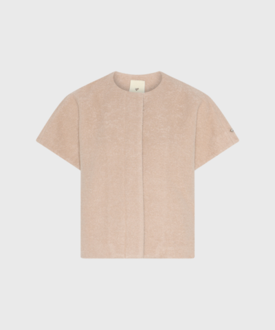 Opdag HMBesea Cape – Light Sand, en kort cape med skjult knaplukning og skulpturel silhuet. Fremstillet i en luksuriøs blanding af uld og polyester for varme og holdbarhed. Perfekt til layering og overgangssæsoner – et elegant statement til garderoben.