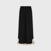 Opdag HMNikas Pants – Black, elegante wide-leg bukser med elastisk talje og kontrastkant. Fremstillet i en luksuriøs blanding af viskose, polyester og hør, der sikrer komfort og et flot fald. Perfekte til både hverdagsbrug og festlige anledninger. Style dem med Tarik Shirt for et moderne og sammenhængende look.