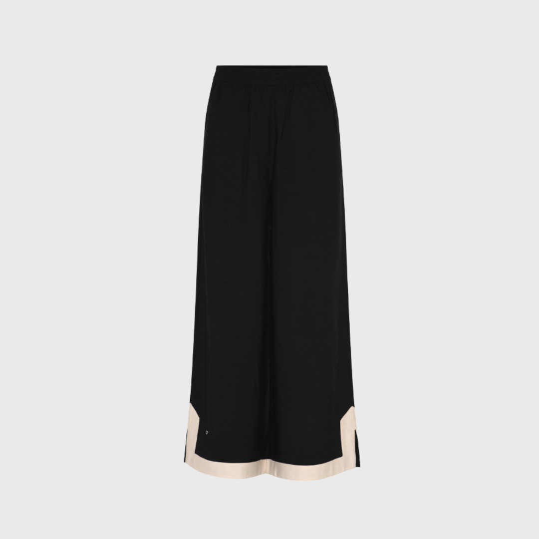 Opdag HMNikas Pants – Black, elegante wide-leg bukser med elastisk talje og kontrastkant. Fremstillet i en luksuriøs blanding af viskose, polyester og hør, der sikrer komfort og et flot fald. Perfekte til både hverdagsbrug og festlige anledninger. Style dem med Tarik Shirt for et moderne og sammenhængende look.