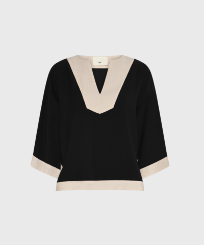 Opdag HMTarik Shirt – Black, en elegant kortærmet skjorte med V-hals og kontrastkant. Fremstillet i en luksuriøs blanding af viskose, polyester og hør, der sikrer komfort og et flot fald. Perfekt til både hverdagsbrug og festlige anledninger. Kombinér med HMNikas Pants for et moderne og sammenhængende look.