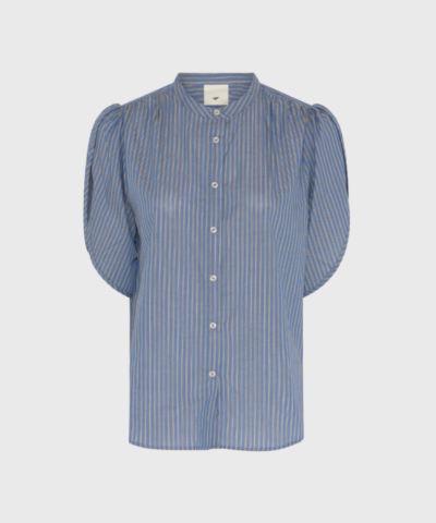 Opdag HMTulin Shirt – Blue Stripe, en let og stilfuld skjorte i 100% bomuld. Med sin afslappede pasform, korte afrundede ærmer og fine blå striber er den perfekt til både hverdagsbrug og lag-på-lag styling. Fremstillet i blød og åndbar kvalitet, der sikrer komfort hele dagen. Et tidløst valg til garderoben.
