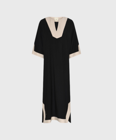 Opdag HMVigdis Dress – Black, en lang kjole med kontrastkant og dyb V-hals. Fremstillet i en luksuriøs blanding af viskose, polyester og hør, der sikrer komfort og et flot fald. Perfekt til både sommerdage og festlige anledninger. Et grafisk statement med moderne detaljer.