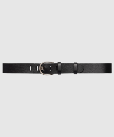 Opdag Jeans Belt – Black (Nero) fra Depeche – et klassisk og stilrent læderbælte i 100% kalveskind. Det tidløse design gør bæltet perfekt til både jeans, kjoler og blazere. En eksklusiv hverdagsbasic, der holder i mange år og passer til alle garderobens outfits.
