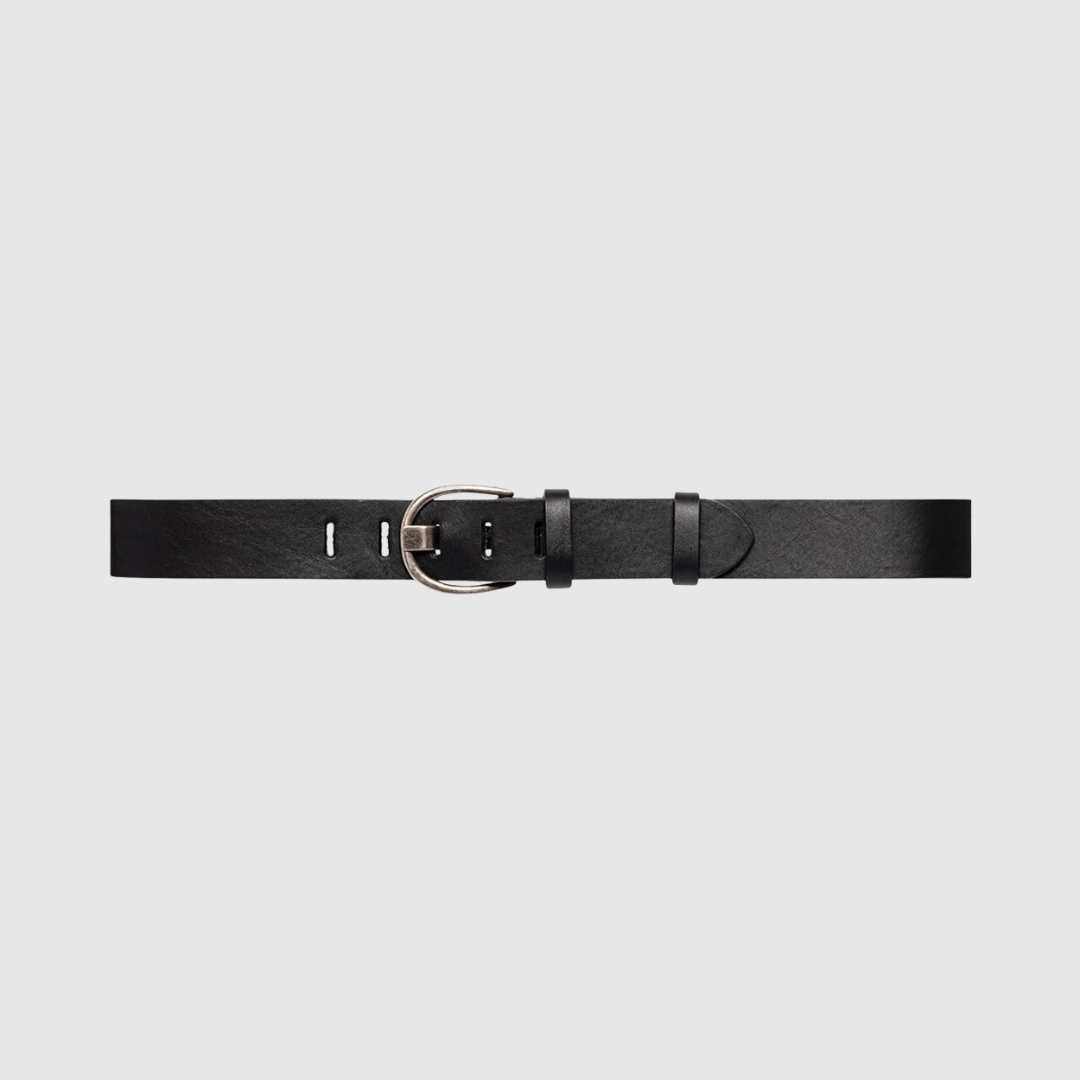 Opdag Jeans Belt – Black (Nero) fra Depeche – et klassisk og stilrent læderbælte i 100% kalveskind. Det tidløse design gør bæltet perfekt til både jeans, kjoler og blazere. En eksklusiv hverdagsbasic, der holder i mange år og passer til alle garderobens outfits.