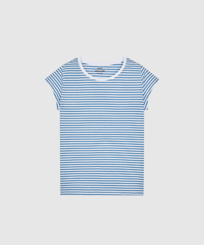Opdag Teasy Tee FAV Stripe fra Fine Jersey – en klassisk stribet T-shirt i 100% økologisk bomuld. Farven Brilliant White/Bright Cobalt giver T-shirten et friskt og sporty look, mens den regular pasform sikrer høj komfort og nem styling til både hverdag og weekend. En tidløs og bæredygtig basisstyle, der passer ind i enhver garderobe.