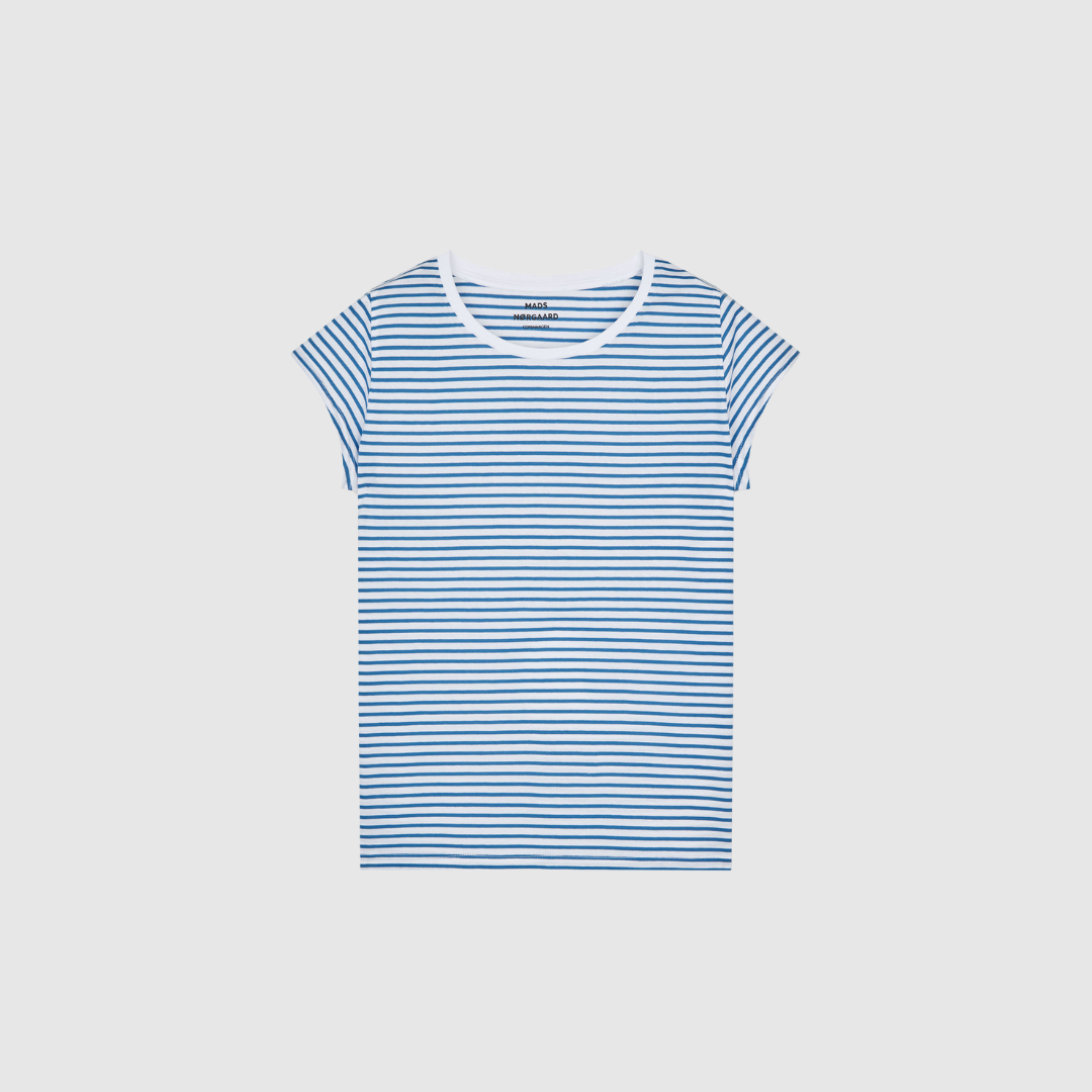 Opdag Teasy Tee FAV Stripe fra Fine Jersey – en klassisk stribet T-shirt i 100% økologisk bomuld. Farven Brilliant White/Bright Cobalt giver T-shirten et friskt og sporty look, mens den regular pasform sikrer høj komfort og nem styling til både hverdag og weekend. En tidløs og bæredygtig basisstyle, der passer ind i enhver garderobe.