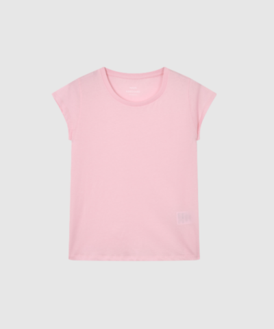 Opdag Teasy Tee FAV fra Fine Jersey – en blød, komfortabel og tidløs T-shirt i 100% økologisk bomuld. Farven Blushing Bride giver et feminint og moderne udtryk, mens den klassiske pasform gør T-shirten nem at style året rundt. En perfekt basisstyle til både hverdag og afslappede outfits, og et oplagt valg til dig, der elsker kvalitet og komfort.
